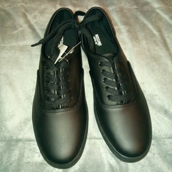black slip resistant tennis shoes